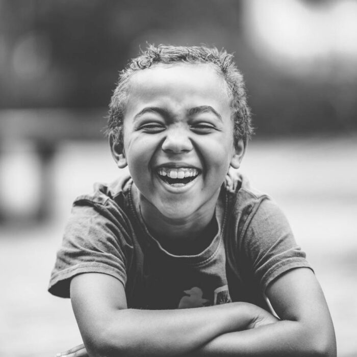 Kinder lachen bei Schulfotografie, authentische und fröhliche Schulportraits für Kinder und Jugendli.